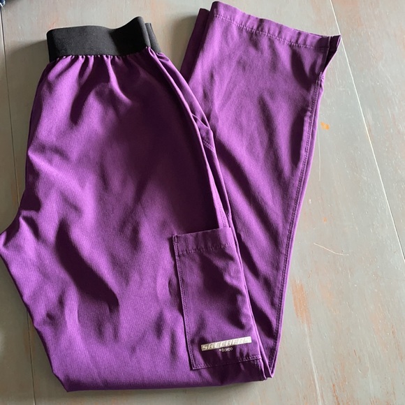 Sketchers scrubs full set - Picture 9 of 9